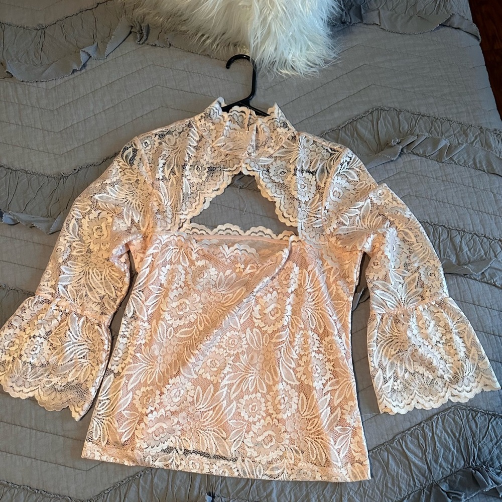 VENUS, lace kehole blouse with bell sleeves. Beautiful pink